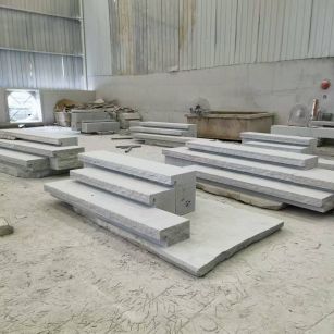 日照 整石台阶（大面火烧+侧面自然面），出货前厂内拼装