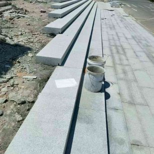 日照 芝麻白整石台阶，施工现场