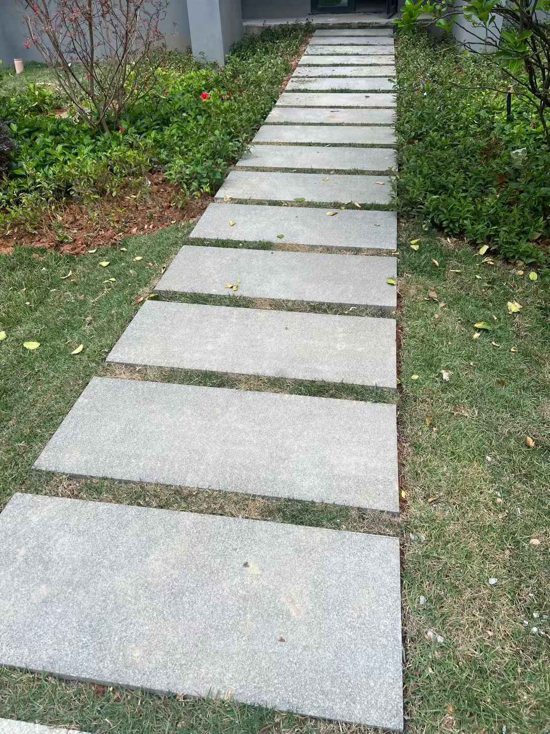 日照 芝麻黑小区踏步、汀步石铺装效果