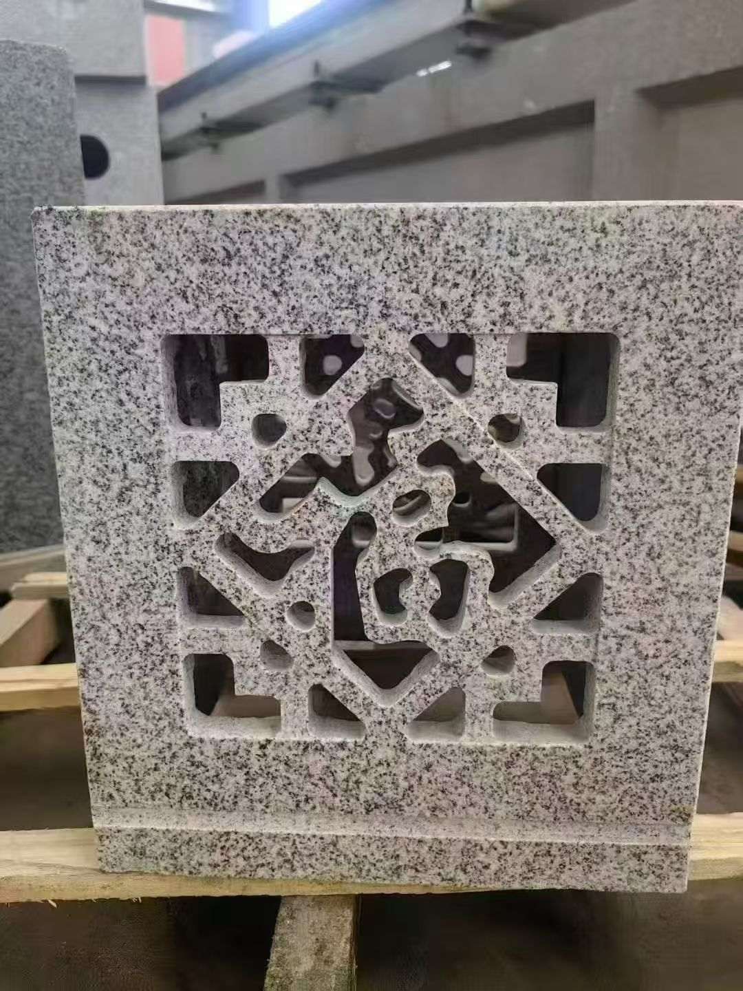 日照 芝麻白花岗岩镂空雕花灯笼