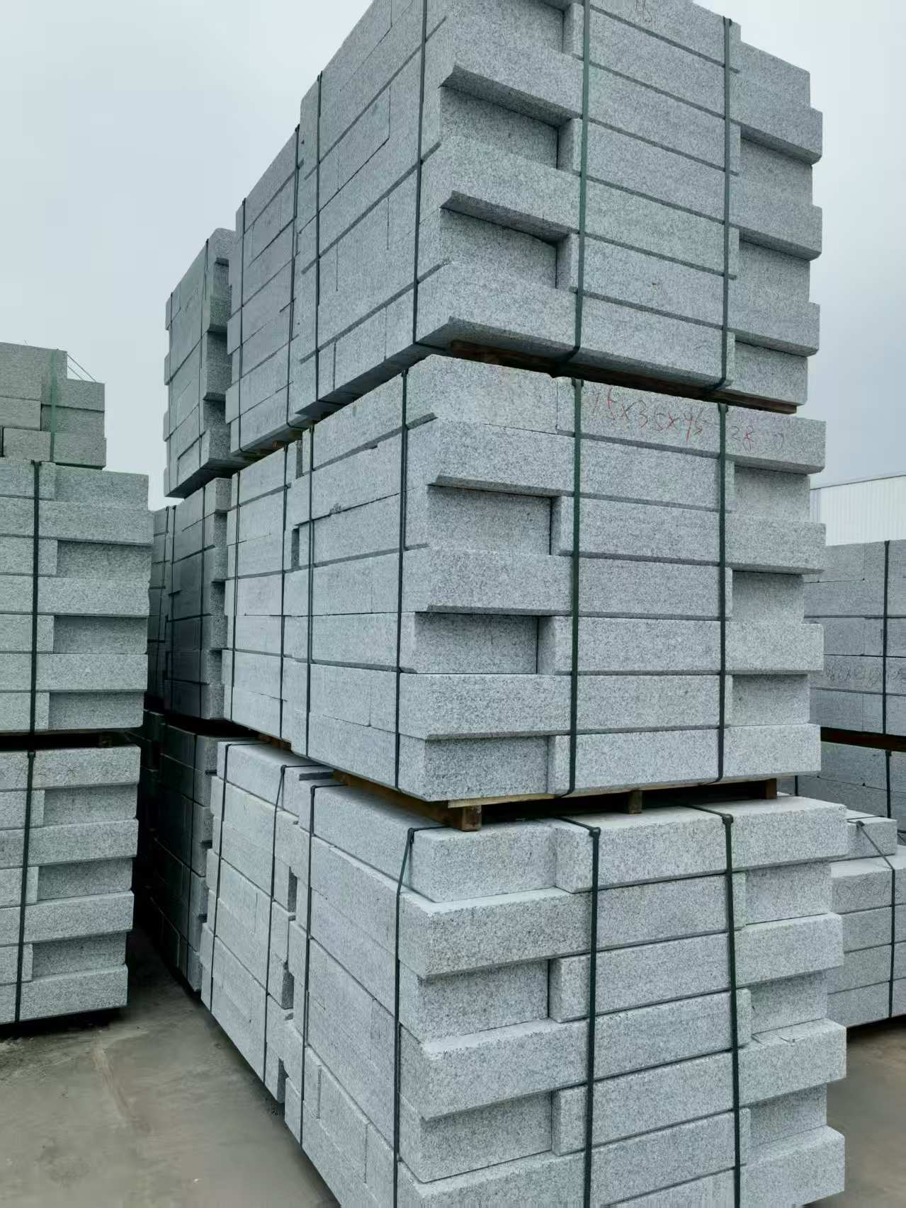 日照 路沿石，板板正正的路沿石