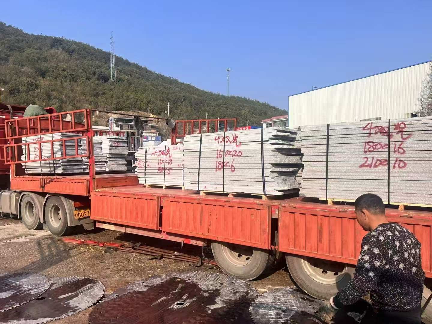 日照 芝麻灰花岗岩光面毛板出货日常