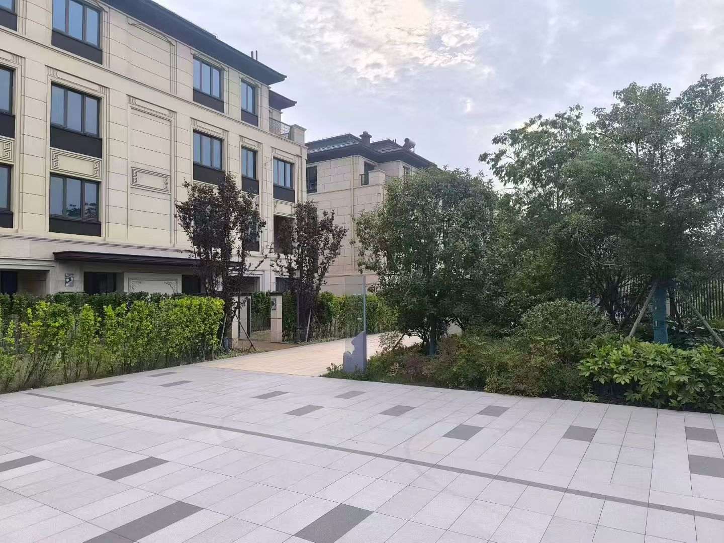 日照 芝麻白与芝麻白搭配铺装，尺寸1200*600